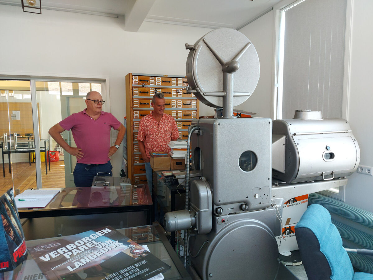 Links Egbert Barten, rechts Jesse van Dijl. Een 70mm projector staat op de voorgrond.